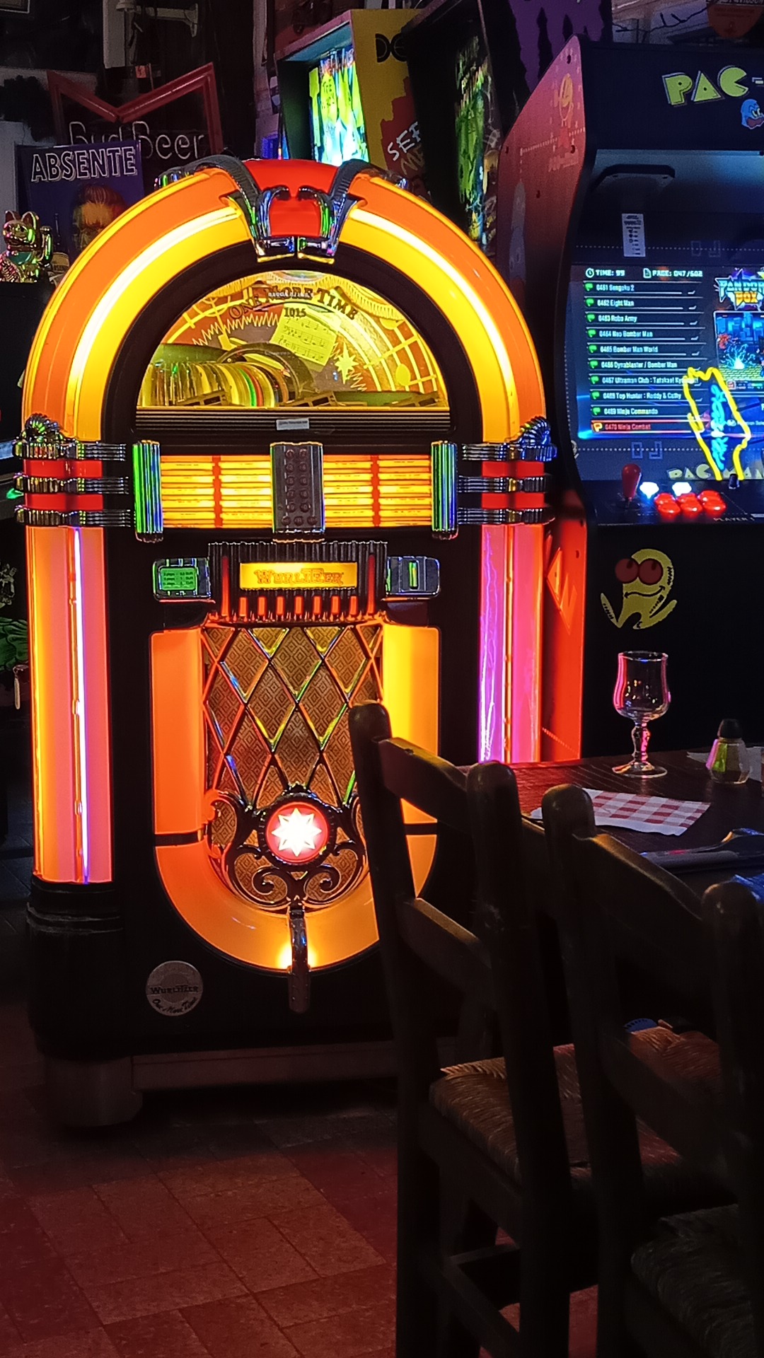 Jukebox Wurlitzer et borne Pac-Man au restaurant Les Chamois