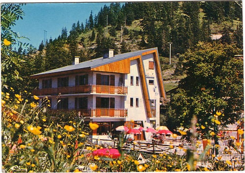 Salon avec chemin&eacute;e de l'H&ocirc;tel Les Chamois au Col de Turini